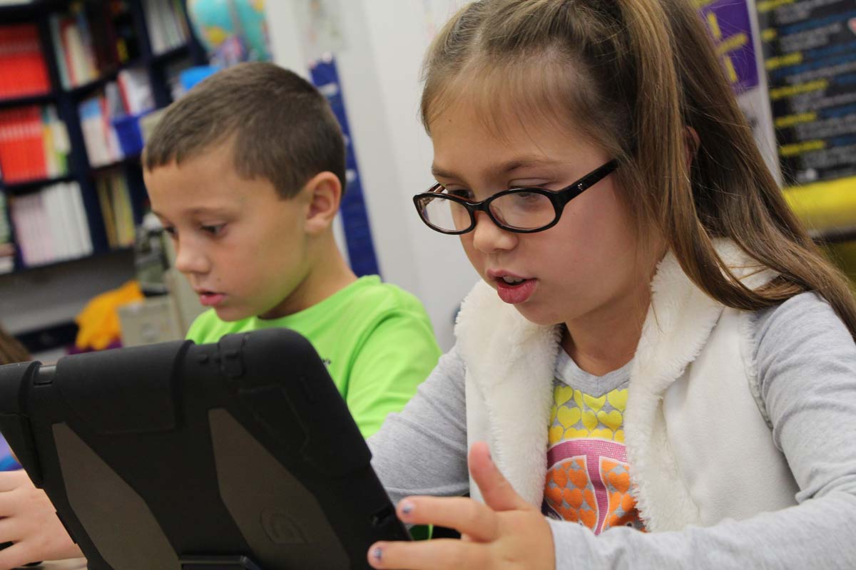 Children programming on the Laptop