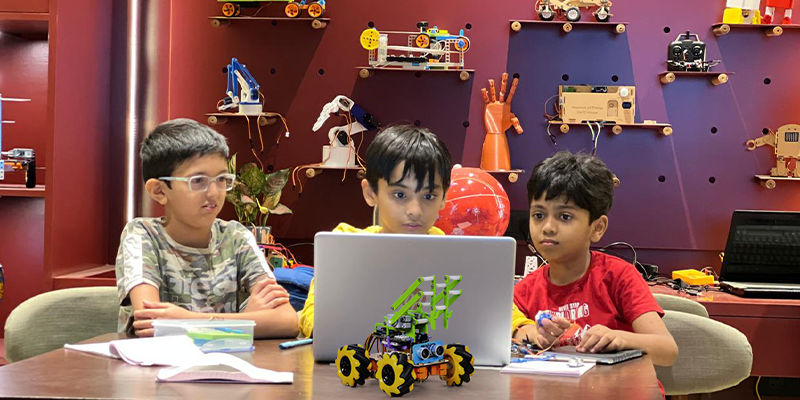 Tech-Genius-Kids-with-robot-and-coding