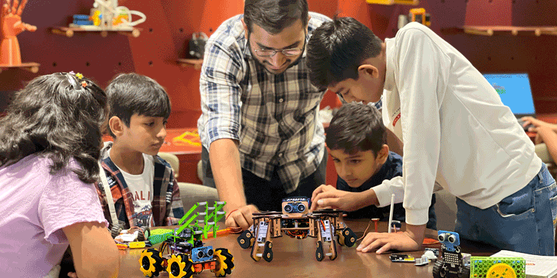 Tech-Genuis-kids-with-robot-and-coding