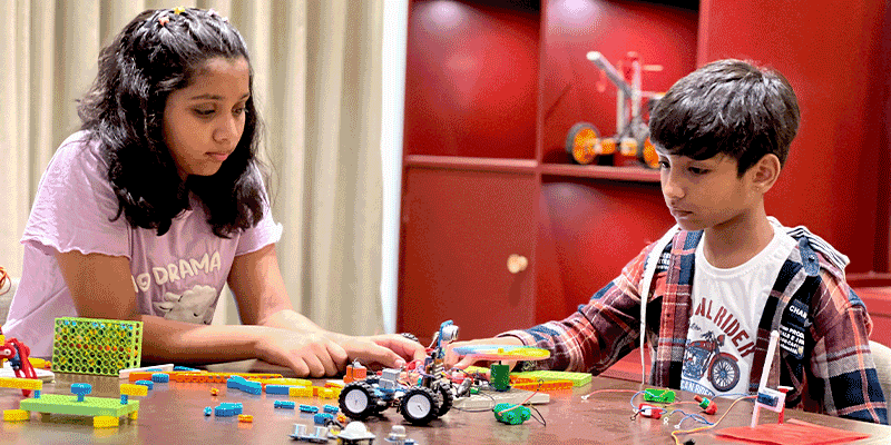 Tech-Genuis-kids-with-robot-and-coding
